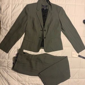 Jones Wear Petite two piece business suit!